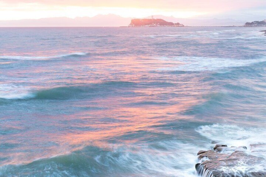 Enoshima’s Breathtaking Sunset Over the Ocean