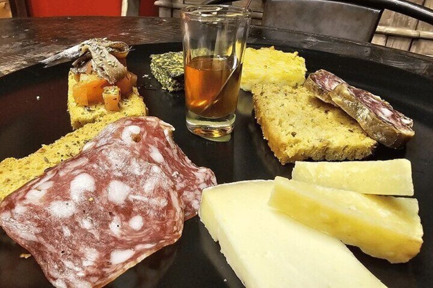 The delights of Gastronomy: bruschetta of seafood focaccia, cheeses from Val'd'Aveto and Val di Vare, anchovies from Sestri, honey from Tassani, salami from Sant'Olcese and Castiglione Chiavarese