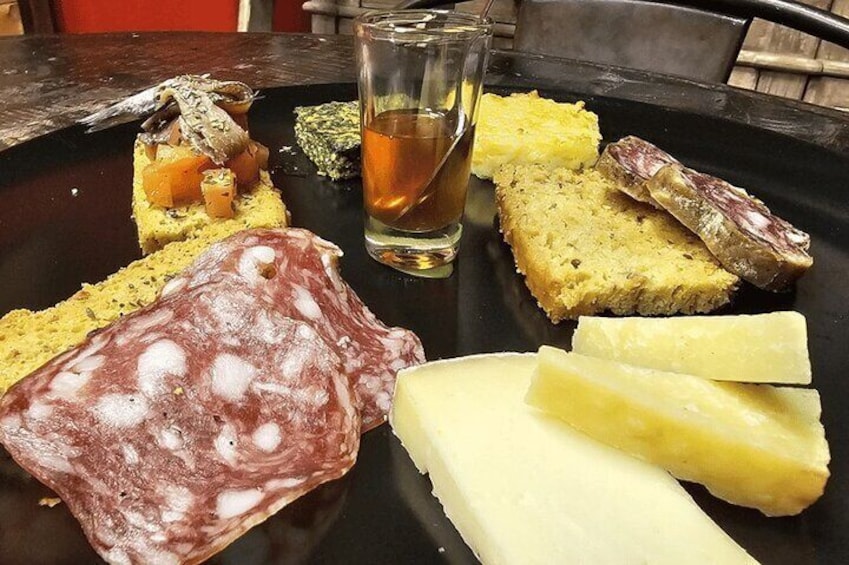 The delights of Gastronomy: bruschetta of seafood focaccia, cheeses from Val'd'Aveto and Val di Vare, anchovies from Sestri, honey from Tassani, salami from Sant'Olcese and Castiglione Chiavarese