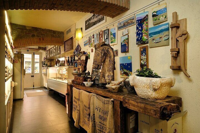 We approach the hall passing through the workshop of artisan products, a real temptation!