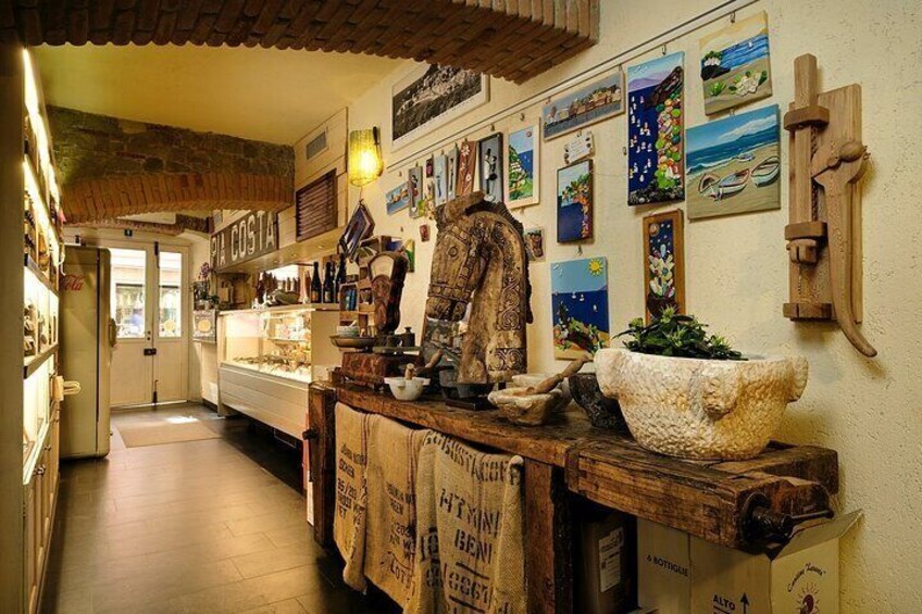 We approach the hall passing through the workshop of artisan products, a real temptation!