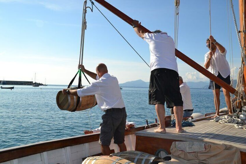 The drop in barrels at sea after traveling for an entire night, the tradition continues: Andrea and Daniele are the last Vinaccieri in business