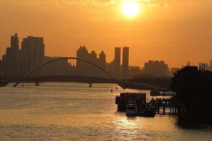 Guangzhou Private and Relaxing Tour of Landmarks and Nightlife