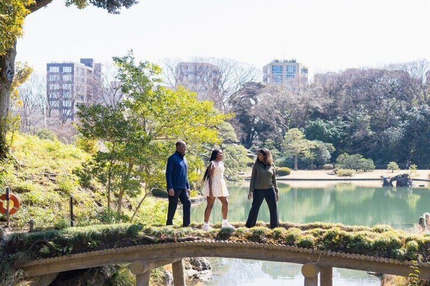 Tokyo Authentic Private Tour by Pro Photographer 