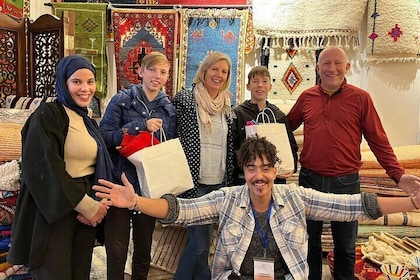 Berber-Teppichweb-Erlebnis in der Medina Mall in Marrakesch