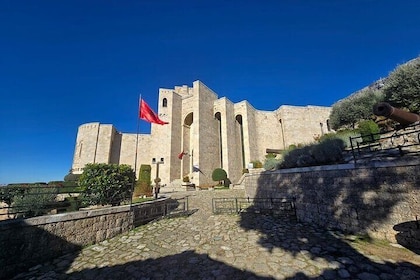 Tirana: Kruja Castle, Museum, Old Bazaar, Sari Salltik Tour