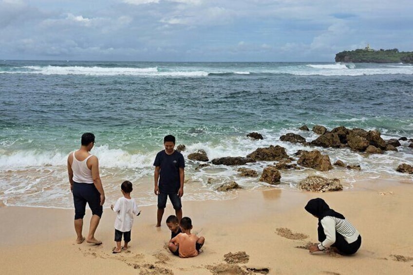 From Yogyakarta: Canoe & Swim at Sadranan Beach – Hidden Paradise