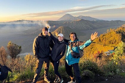 From Yogyakarta: Bromo Sunrise & Ijen Volcano with Bali Drop-off
