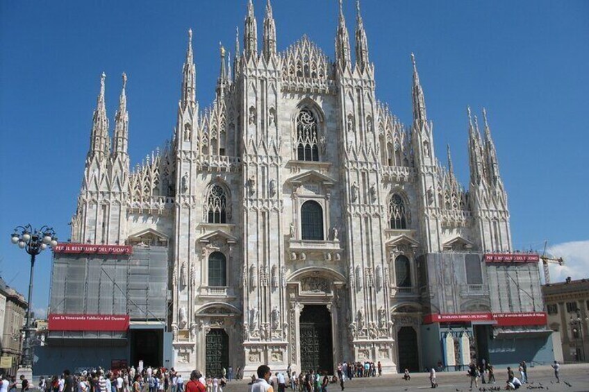 Private photo shoot in Milan in Duomo Location and Studio