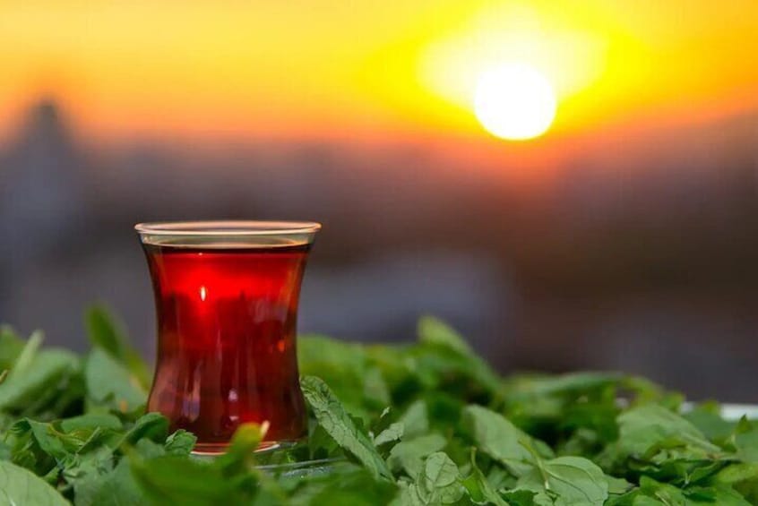 Lankaran Tea
Grown in the lush, subtropical climate of southern Azerbaijan, Lankaran tea is known for its rich flavor and soothing aroma a true taste of the Caspian coast.