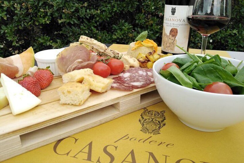 Enjoy a meal with wine tasting in the vineyard of Podere Casanova