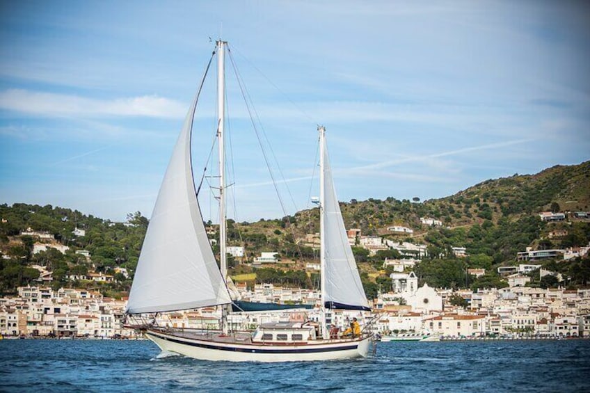 Tion sailing through the bay of Port de la Selva