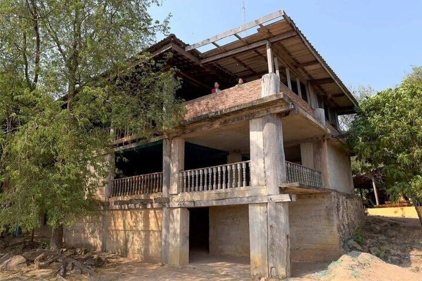 Khmer Rouge’s Last Home and Pol Pot grave at Anlong Veng Tour