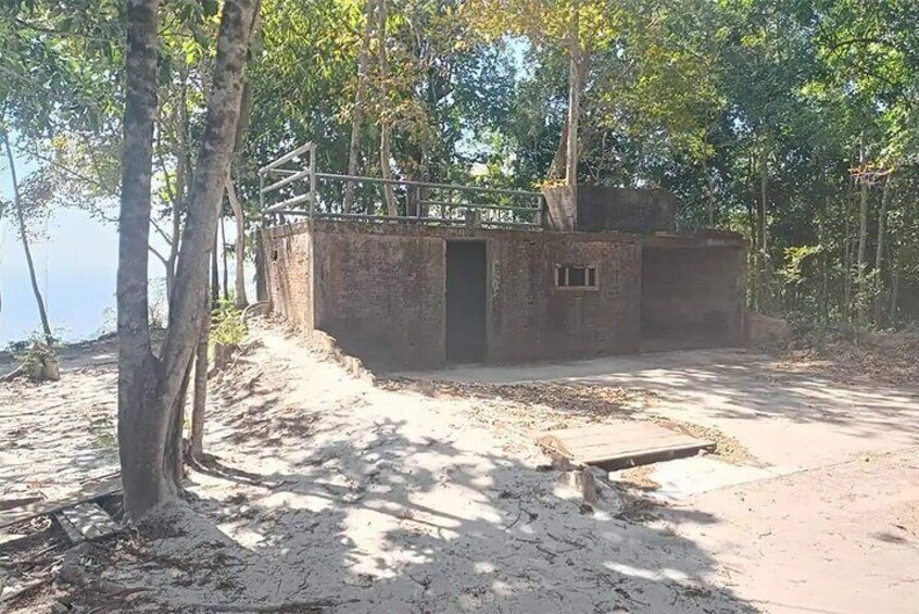 Khmer Rouge’s Last Home and Pol Pot grave at Anlong Veng Tour