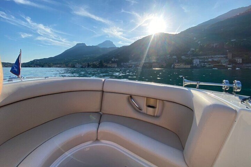 Private boat tour on Lake Garda with Skipper 2H