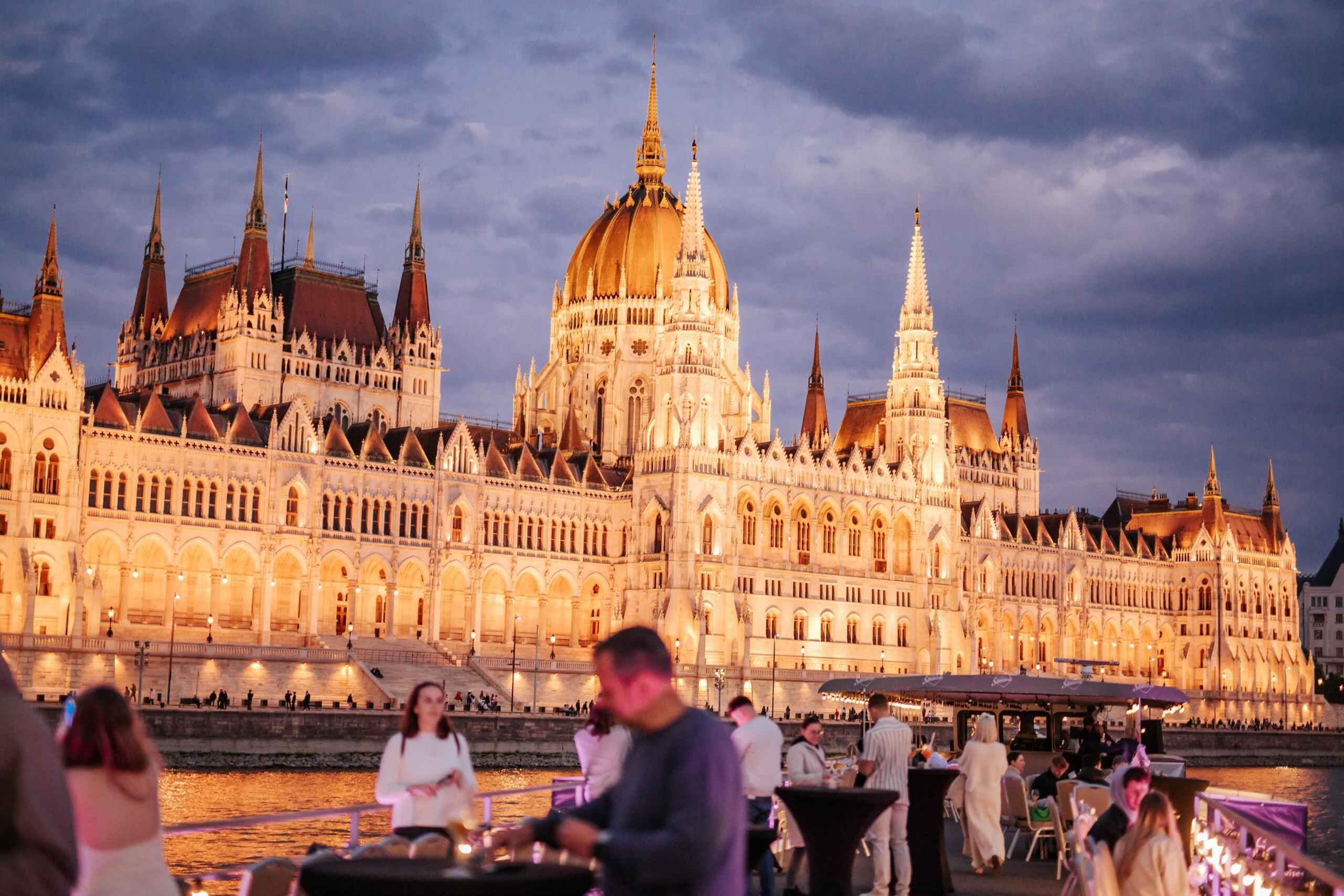 Budapest: Floating Lotus Cruise with unlimited drinks