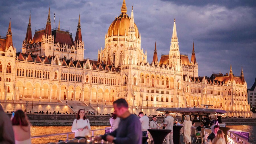 Budapest: Floating Lotus Cruise with unlimited drinks