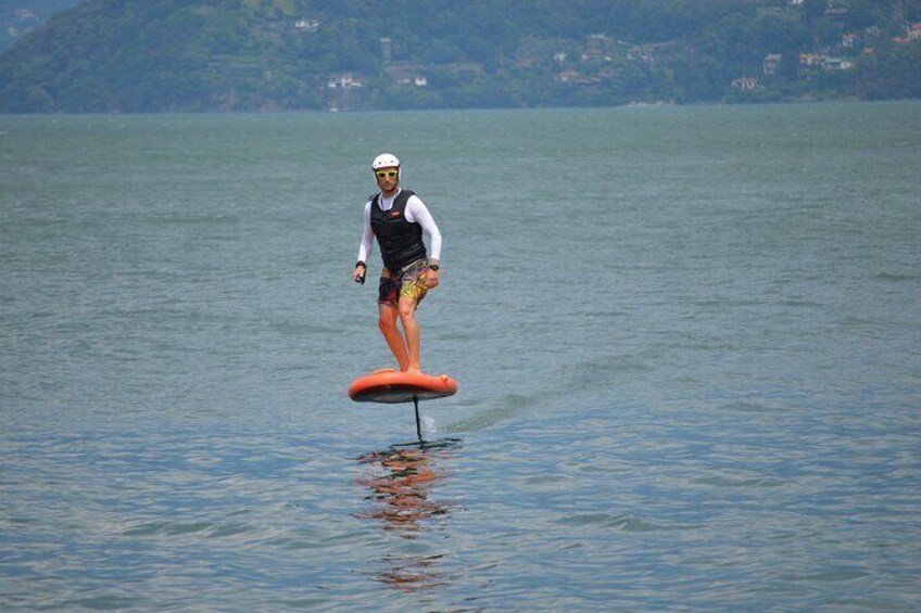E-foil surf lesson on Lake Como with Aperitivo