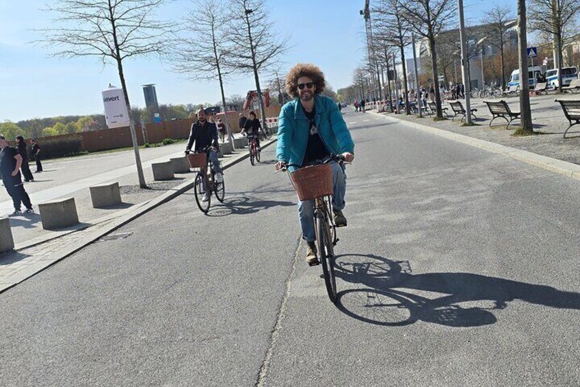 Guided bike tour in the middle of the city of Berlin