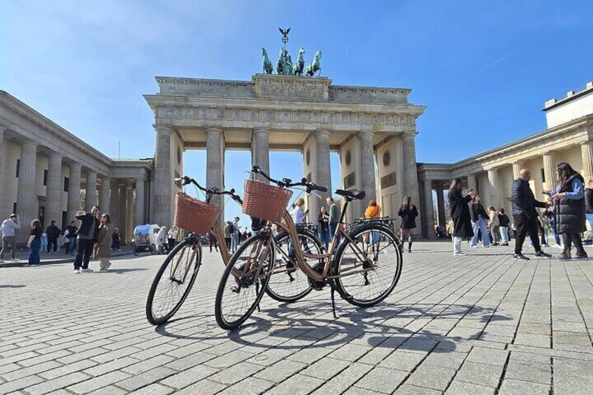 Guided bike tour in the middle of the city of Berlin