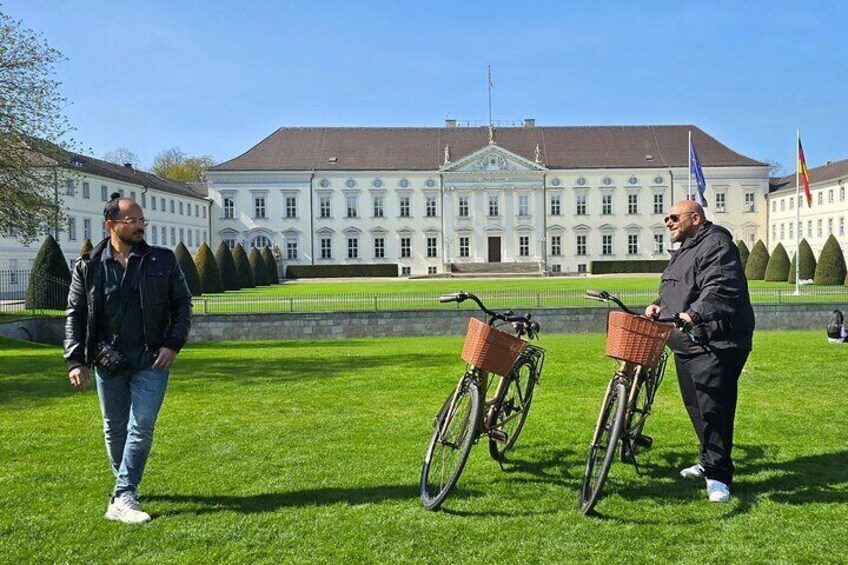 Guided bike tour in the middle of the city of Berlin
