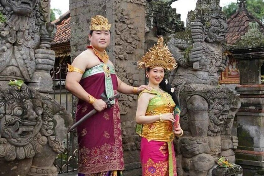 Photoshot in Bali traditional clothes