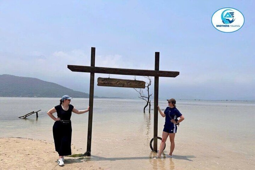 Hoi An Guided Bus Tour with 4 Stops from Hue
