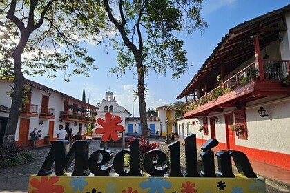 Private Medellín City & Comuna 13 Full-Day Tour
