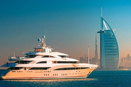 Excursión al atardecer en estupendo yate de Dubai con cena