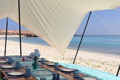 Experiencia de día completo en la isla Dimaniyat con almuerzo