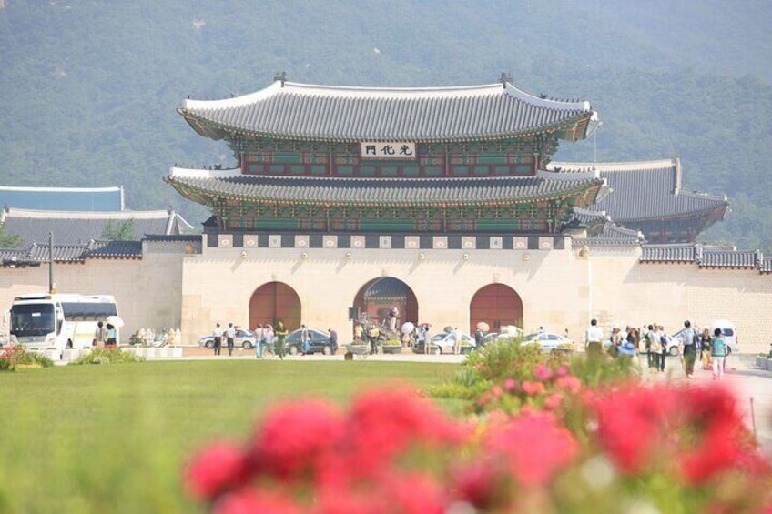 Shared Tour from Gogung to Gwangjang Market