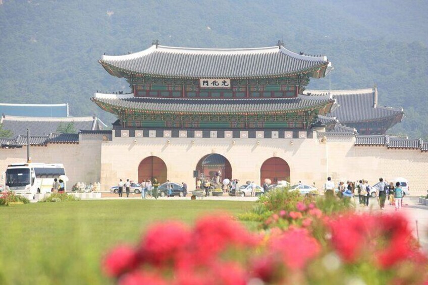 Shared Tour from Gogung to Gwangjang Market