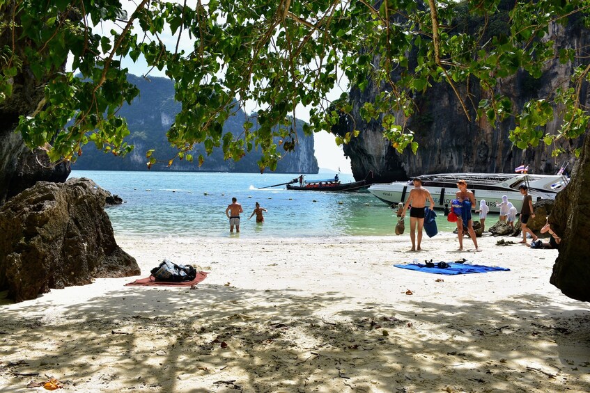 Hong & Paradise Island Maritime Odyssey by Speedboat