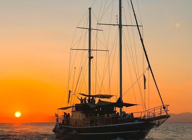 Sunset Dinner Cruise: Swim Stop, Drinks & Onboard Dining