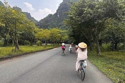 Half Day Mua Cave Dinh Le Temple Cycling and Food Tour