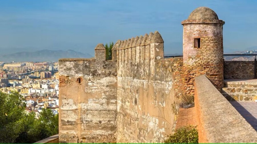Malaga walking tour with Gibralfaro Castle and Alcazaba visits