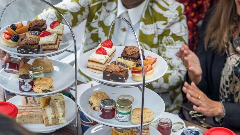 Afternoon Tea Sightseeing Tour with PG Tips