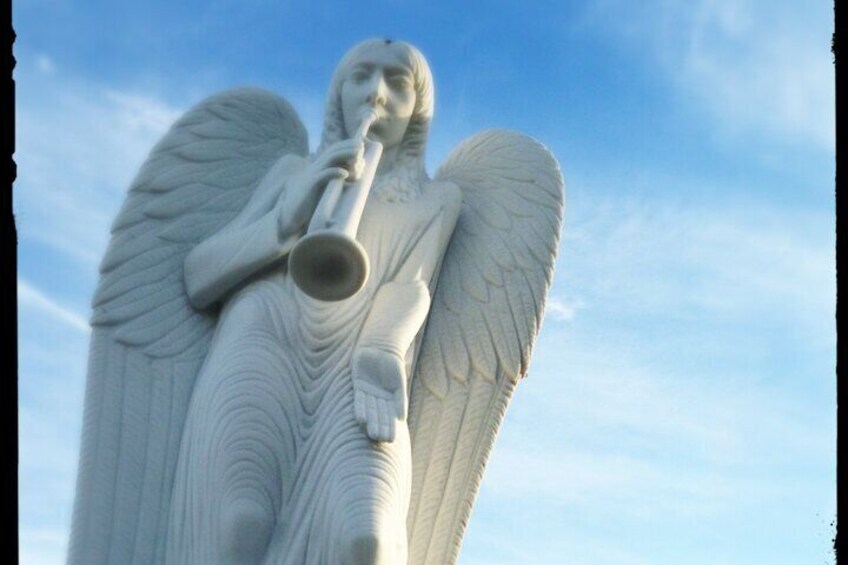 Gabriel the angel atop of musician Louis Prima's tomb.