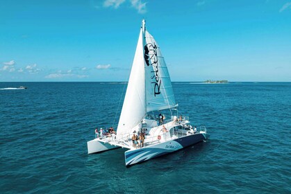 Crucero reggae en catamarán y escapada a la playa de Nassau para la familia