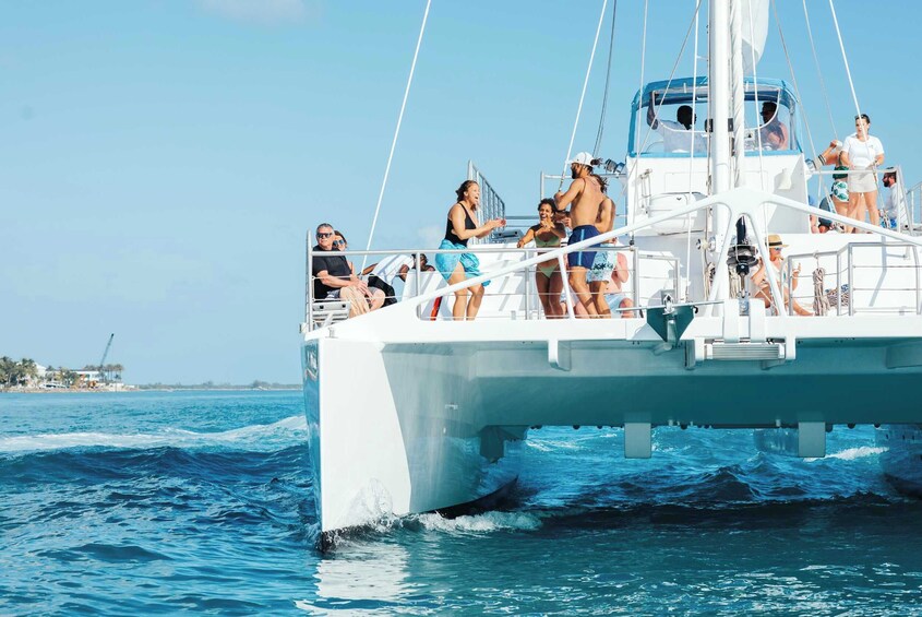 Reggae Catamaran Cruise & Nassau Beach Break for the Family
