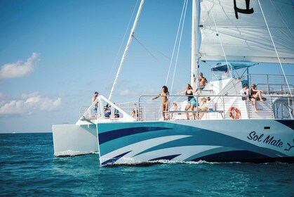 Crucero reggae en catamarán y escapada a la playa de Nassau