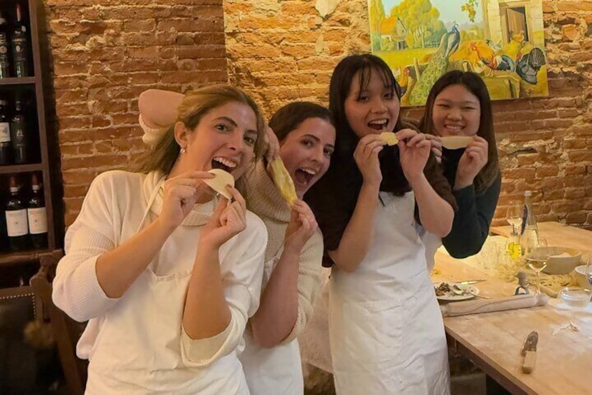 Florence: Pasta & Tiramisu Cooking Class with Unlimited Wine