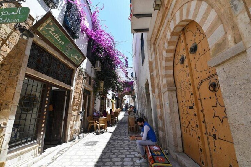 Guided tour of the Tunis Medina & street food tasting