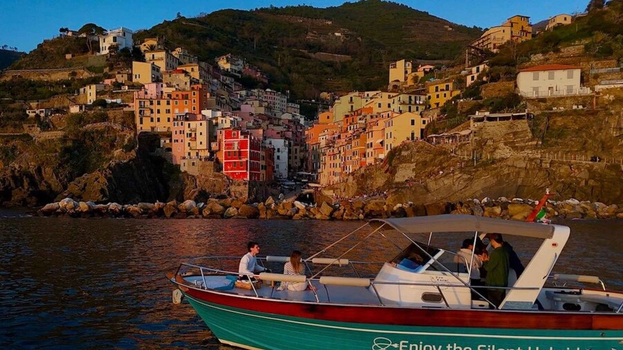 Cinque Terre: Sunset Cruise with Aperitif on Board