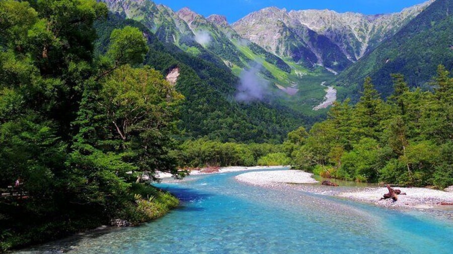 Crystal-clear rivers reflecting the Northern Alps – welcome to Kamikochi’s pristine beauty.