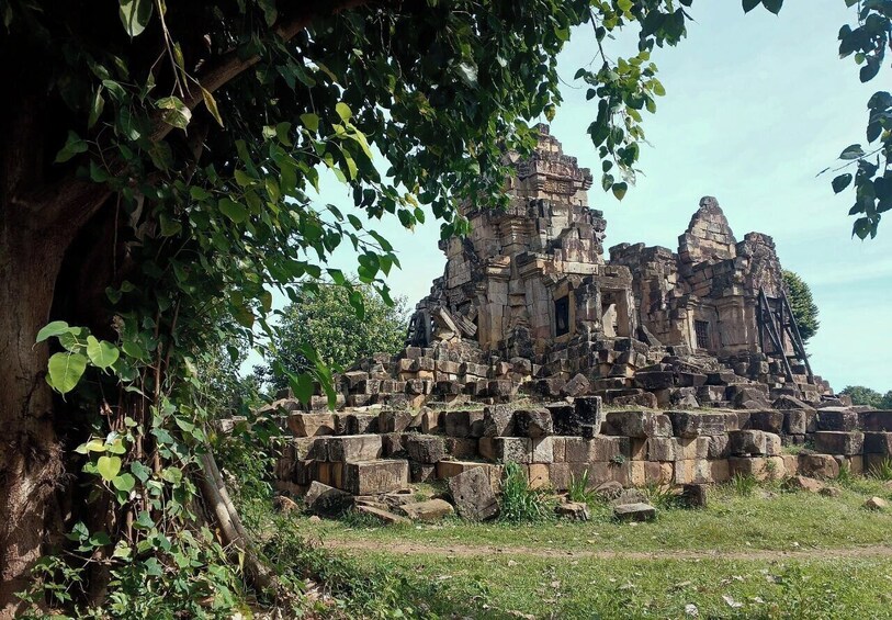 Grand Tour-Ek Phnom. Baset. Bamboo Train. Wat Banan. Phnom Sampov