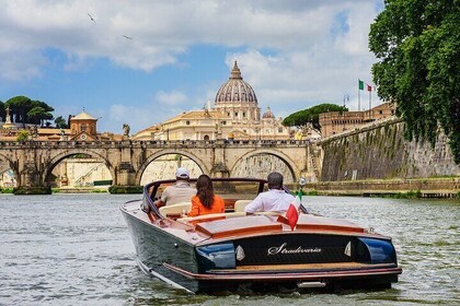 Private Photoshoot on an Italian Boat in Rome