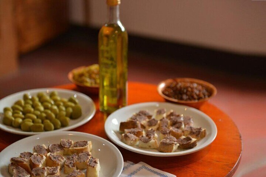 Mendoza Winery Tour with Olive Trees in Private Service