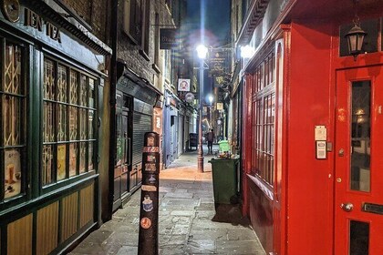 Walking tour in the footsteps of Jack the Ripper in London 1888