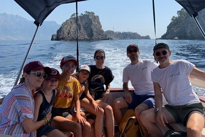 Tour privado de medio día en barco por la costa de Amalfi con paradas de na...